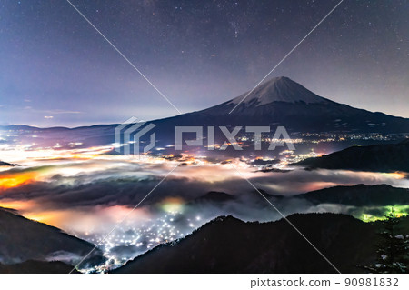 《Yamanashi Prefecture》 Mt. Fuji and the Milky Way in the sea of clouds 《Yamanashi Prefecture》 Mt. Fuji and the Milky Way in the sea of clouds 90981832