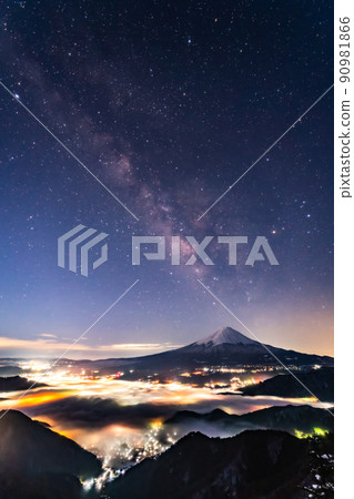 《Yamanashi Prefecture》 Mt. Fuji and the Milky Way in the sea of clouds 90981866