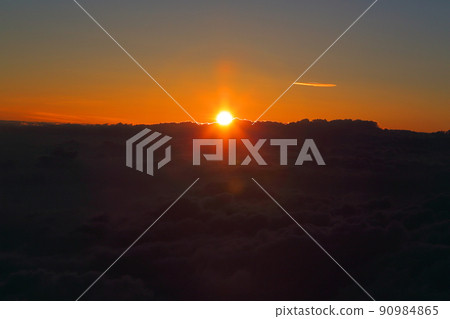 Sunrise from the summit of Mt. Fuji 90984865