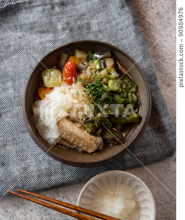 夏季蔬菜的大石茶泡。食物的特寫照片。 夏季蔬菜的大石茶泡。食物的特寫照片。 90984976