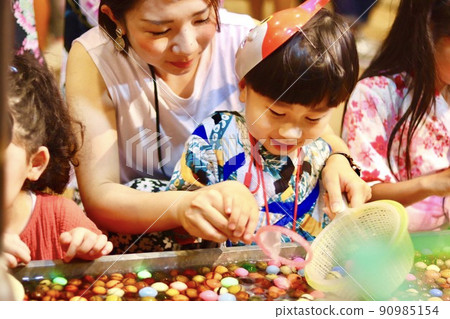 家長和孩子在節日里撿球 90985154