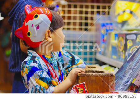 Boys drawing lots at festivals Boys drawing lots at festivals 90985155