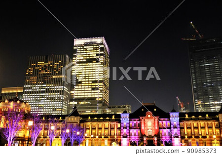 A night view of Tokyo Station seen from Gokodori 90985373