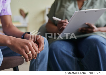 Teenager talking to psychologist at session 90985713