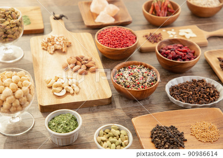 香料、鹽和堅果的圖像 90986614