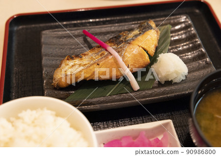 Delicious grilled fish set meal, salmon 90986800