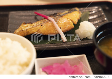 Delicious grilled fish set meal, salmon Delicious grilled fish set meal, salmon 90986802