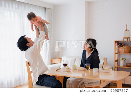 一對夫婦在家照顧他們的孩子 一對夫婦在家照顧他們的孩子 90987227