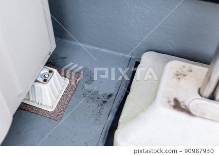 陽台上的污垢 欄杆上的污垢 陽台上的污垢 欄杆上的污垢 90987930