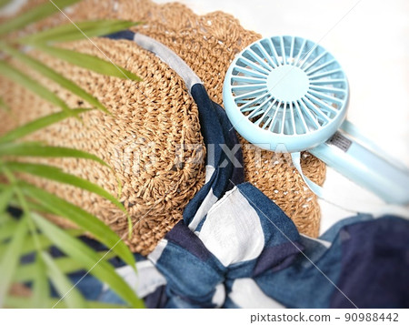 夏季郊遊的草帽和便攜式風扇 夏季郊遊的草帽和便攜式風扇 90988442