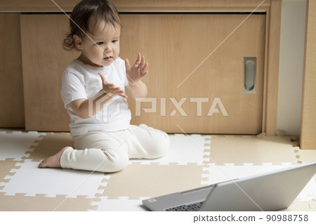 Half-boy clapping while looking at the PC 90988758