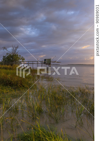 Traditional fishing hut on river Gironde, Bordeaux, Aquitaine, France Traditional fishing hut on river Gironde, Bordeaux, Aquitaine, France 90989031