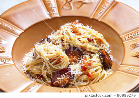 spaghetti with sausage and tomatoes and  parmesan cheese 90989279