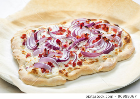 pizza with red onion, bacon and cream 90989367