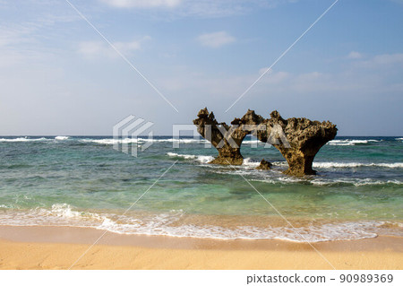The Heart Rocks of Tinu Beach, in Kouri Island. 90989369