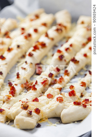 crispy sticks with bacon and cheese 90989424