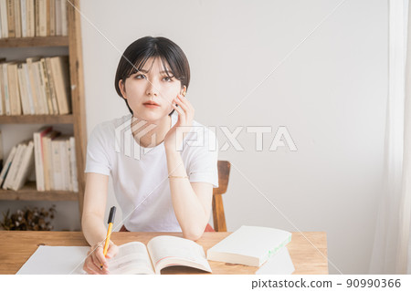 一個女人在學習 90990366