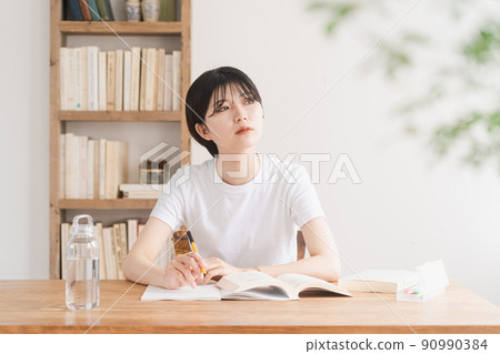 一個女人在學習 90990384