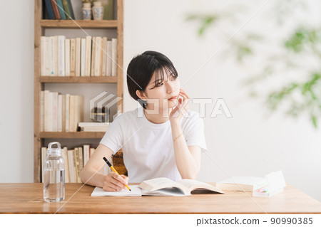 一個女人在學習 90990385