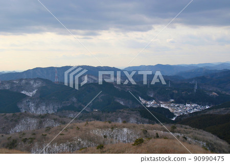 從美山琉璃谷徒步路線到達的美山山頂,可以看到天王區、丹波筱山市、三田市。 從美山琉璃谷徒步路線到達的美山山頂,可以看到天王區、丹波筱山市、三田市。 90990475