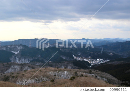 從美山琉璃谷徒步路線到達的美山山頂,可以看到天王區、丹波筱山市、三田市。 從美山琉璃谷徒步路線到達的美山山頂,可以看到天王區、丹波筱山市、三田市。 90990511