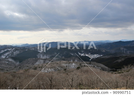 從美山琉璃谷徒步路線到達的美山山頂，可以看到天王區、丹波筱山市、三田市。 90990751