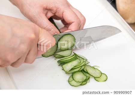 [Cucumber sliced with a Santoku knife] 90990907