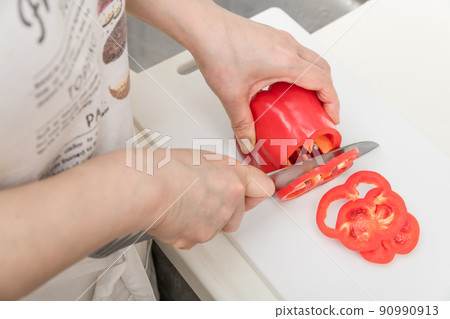 [Slice the red paprika with a Santoku knife] 90990913