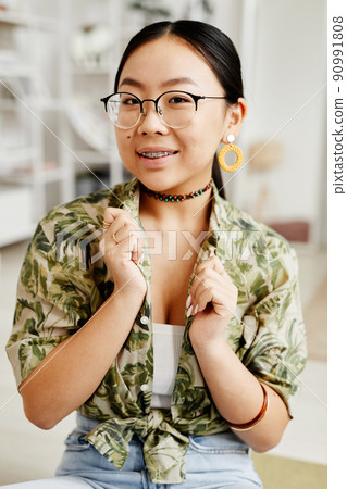 Teenage Girl with Braces 90991808