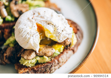 Healthy breakfast from poached eggs and mushrooms 90994314