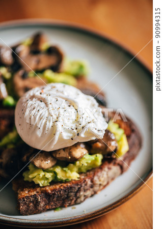 Healthy breakfast from poached eggs and mushrooms 90994315