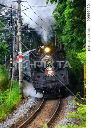 穿過新鮮的綠色隧道......在鬼怒川路上努力奔跑的SL Taiki 穿過新鮮的綠色隧道......在鬼怒川路上努力奔跑的SL Taiki 90994430