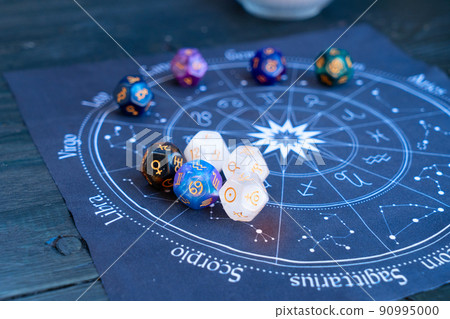 Zodiac horoscope with divination dice 90995000