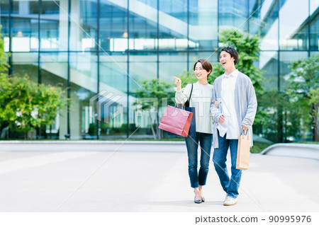 Couple going shopping Photo cooperation: LINK FOREST 90995976