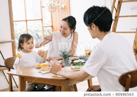 Family dining table / child-rearing family image Photo cooperation: Bee Eco Wraps Japan 90996563