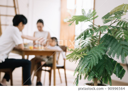 Family dining table / child-rearing family image Photo cooperation: Bee Eco Wraps Japan 90996564