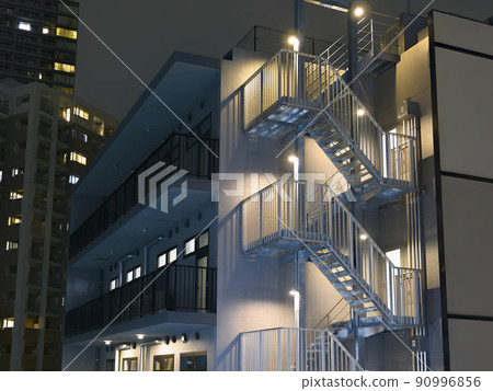夜間辦公樓外的樓梯 90996856