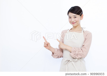 Housewife in her thirties pointing Housewife in her thirties pointing 90996933