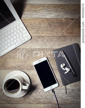 古色古香的茶歇、智能手機充電、垂直位置鳥瞰 90998078