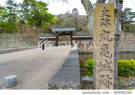 香川縣丸龜市，春天高聳的天守閣和丸龜城的兩大城門 90998260