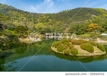 Ritsurin Garden, Takamatsu City, Kagawa Prefecture Love azalea seen from Engetsu Bridge, a landscape that represents Ritsurin Garden Ritsurin Garden, Takamatsu City, Kagawa Prefecture Love azalea seen from Engetsu Bridge, a landscape that represents Ritsurin Garden 90998302