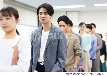 男人和女人排隊等候輪到他們 90998692