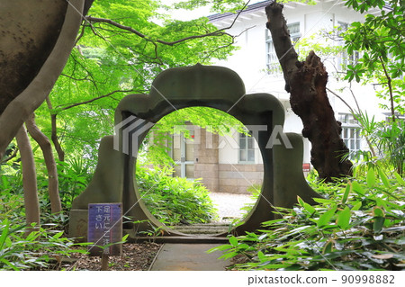 The road leading from Eisei Bunko to Higo Hosokawa Garden 90998882