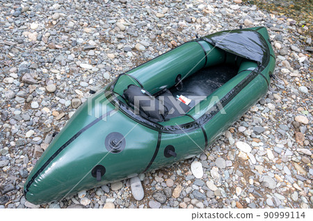 Packraft mountain stream preparation Packraft mountain stream preparation 90999114