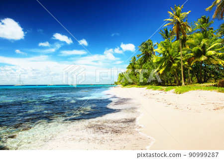 Beach with white sand, sun and quiet ocean. Tropical banner. 90999287