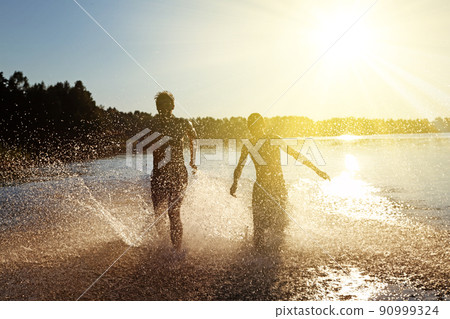 Group of friends having fun on the beach. 90999324
