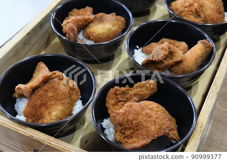 Sauce and bowls 90999377