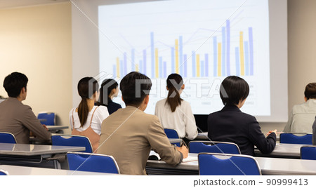 年輕人上課 90999413