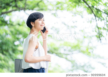 無袖女人在智能手機上交談 90999604