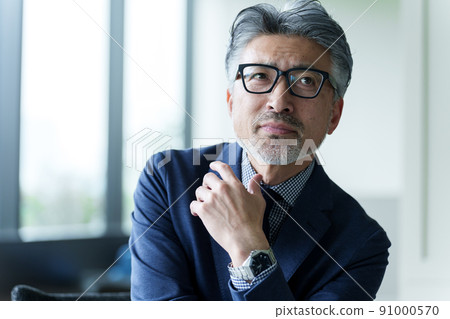 Middle businessman portrait Middle businessman portrait 91000570